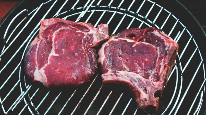 Микроволновка и кипяток – прошлый век: вот как разморозить мясо за 10 минут – быстро и без "запекания"