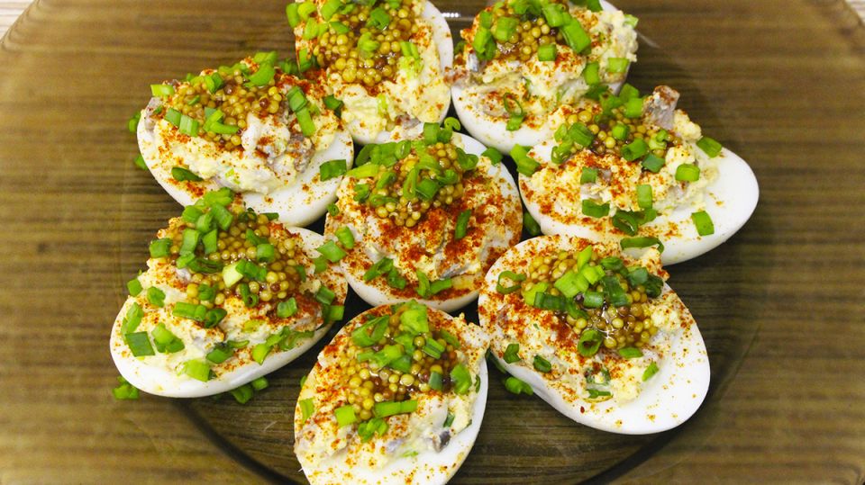 Фаршированные яйца с сельдью: идеальное угощение для любого праздника