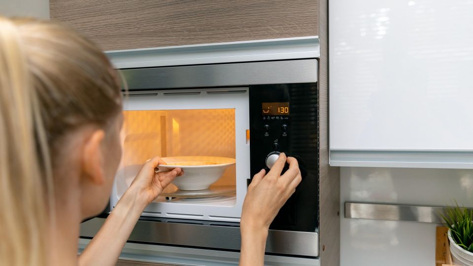 Решение надоевшей проблемы: хозяйки годами совершают эту ошибку с микроволновкой
