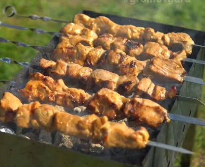 Шашлык мечты: нежное мясо в огурчичном рассоле с пикантной ноткой халапеньо