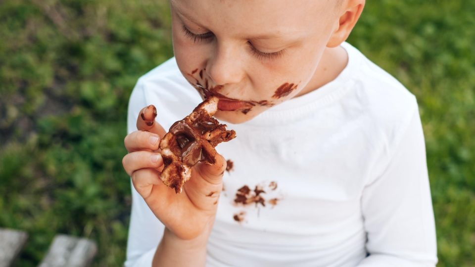 Без замачиваний: шоколадное пятно исчезнет по волшебству с одним небанальным средством