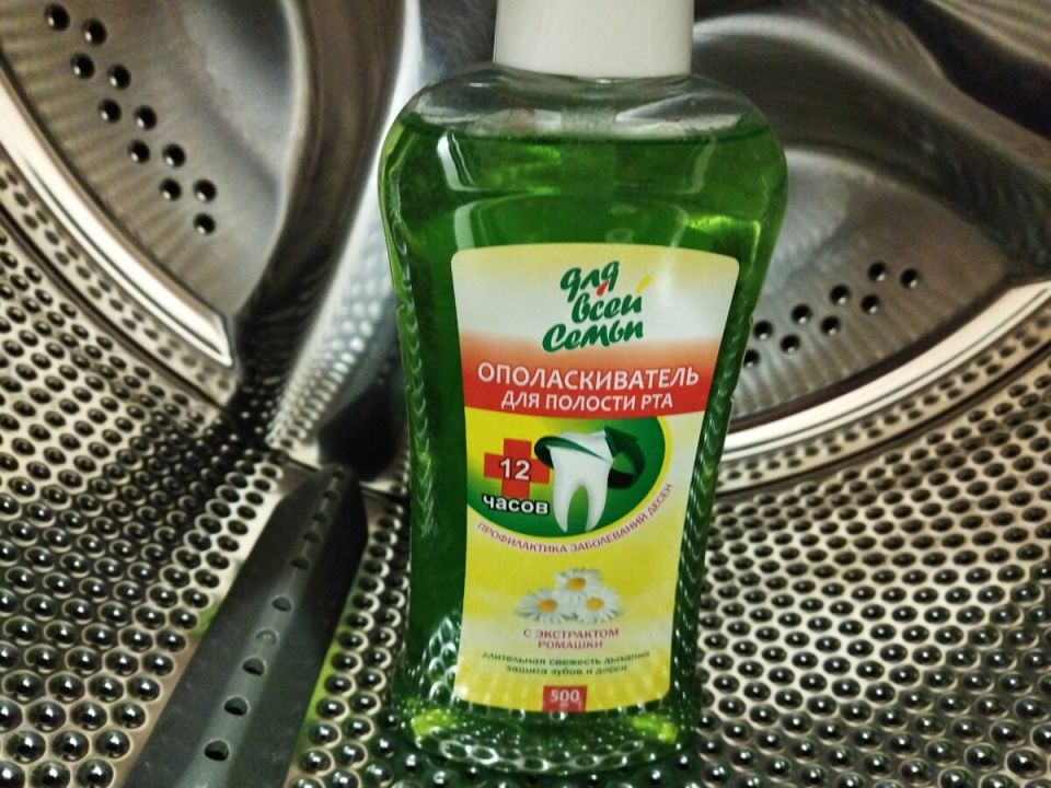 Как простое средство для полоскания рта может привести в порядок вашу стиральную машину