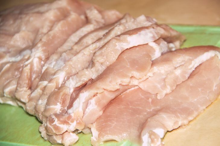 Как приготовить куриные стрипсы так, что они были с хрустящей корочкой сверху, но сочные внутри: лучший рецепт