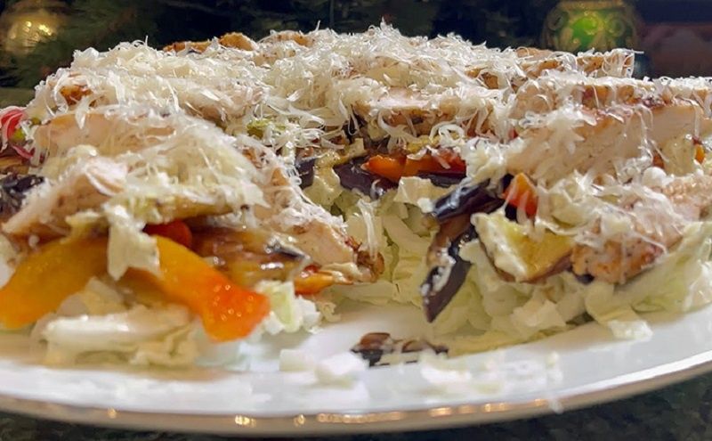 Зимнее искушение: легкий и питательный салат с курицей для праздничного стола