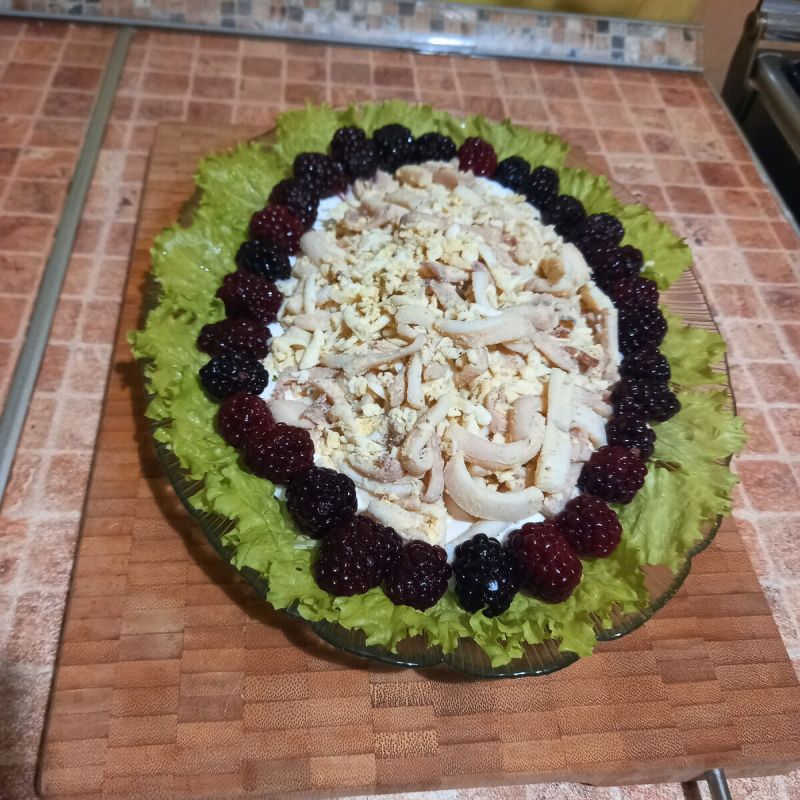 Нежные кальмары и ягодная свежесть: неожиданное сочетание для летнего салата