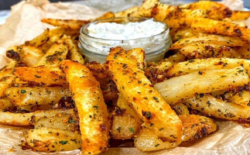 Запеченная картошка: новый способ превратить привычный гарнир в кулинарный шедевр