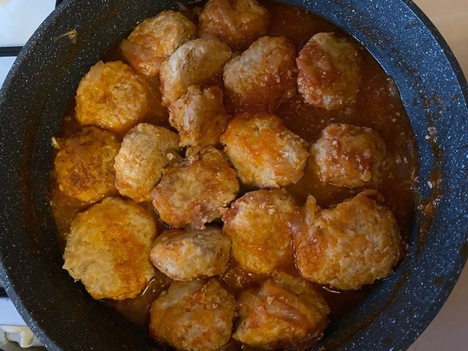 Ежики из фарша с рисом на сковороде под ароматной подливой