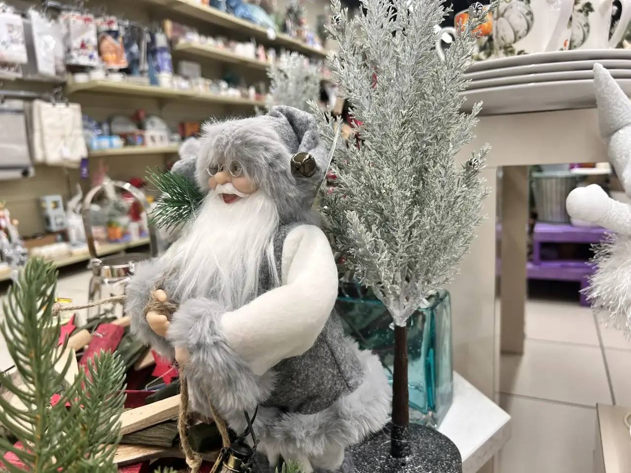 Не рановато ли?. До нового года ещё 64 дня, а на прилавках торговых центров Тольятти уже начали появляться новогодние товары Не рановато ли?. До нового года ещё 64 дня, а на прилавках торговых центров Тольятти уже начали появляться новогодние товары