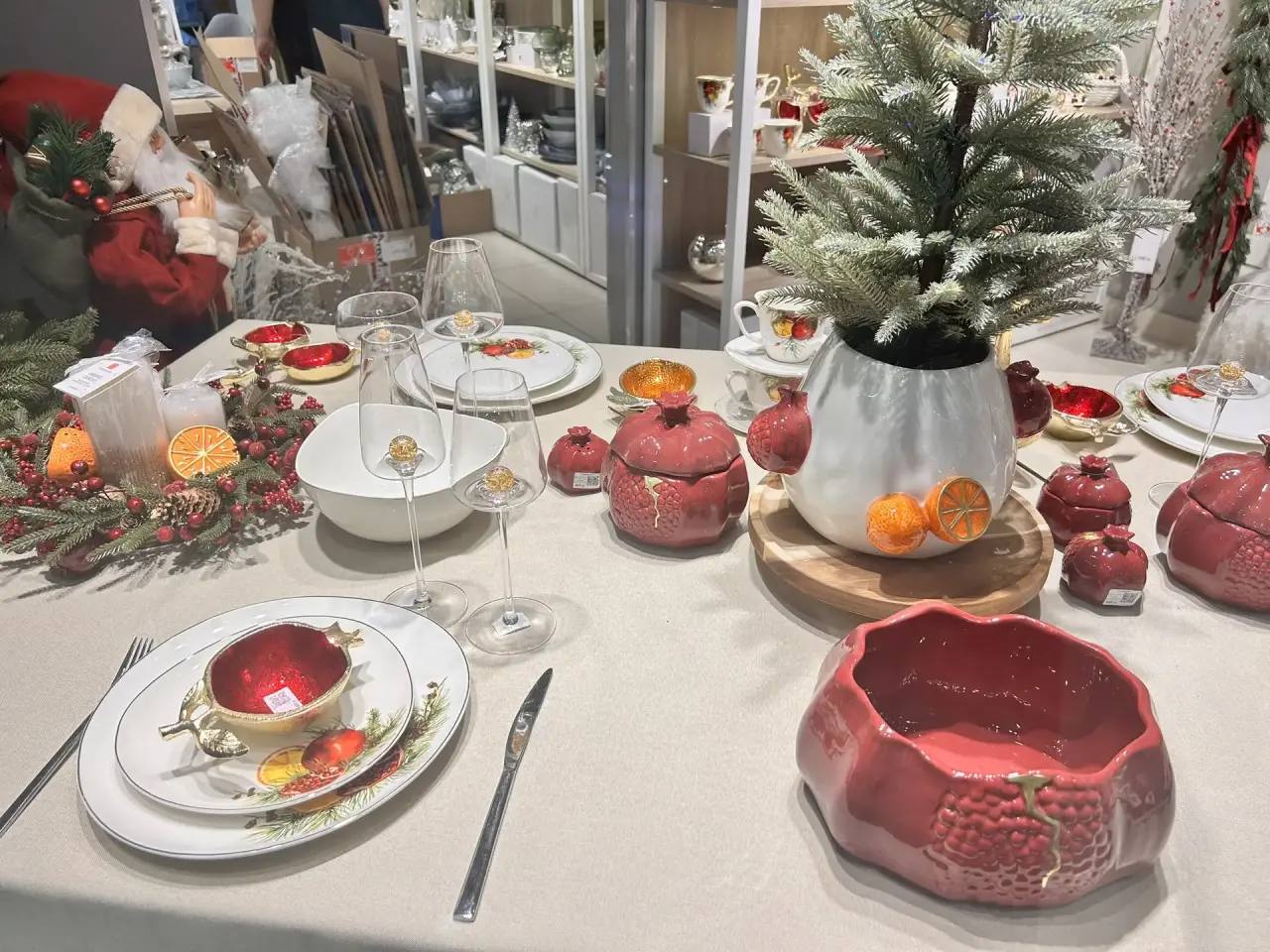 Не рановато ли?. До нового года ещё 64 дня, а на прилавках торговых центров Тольятти уже начали появляться новогодние товары