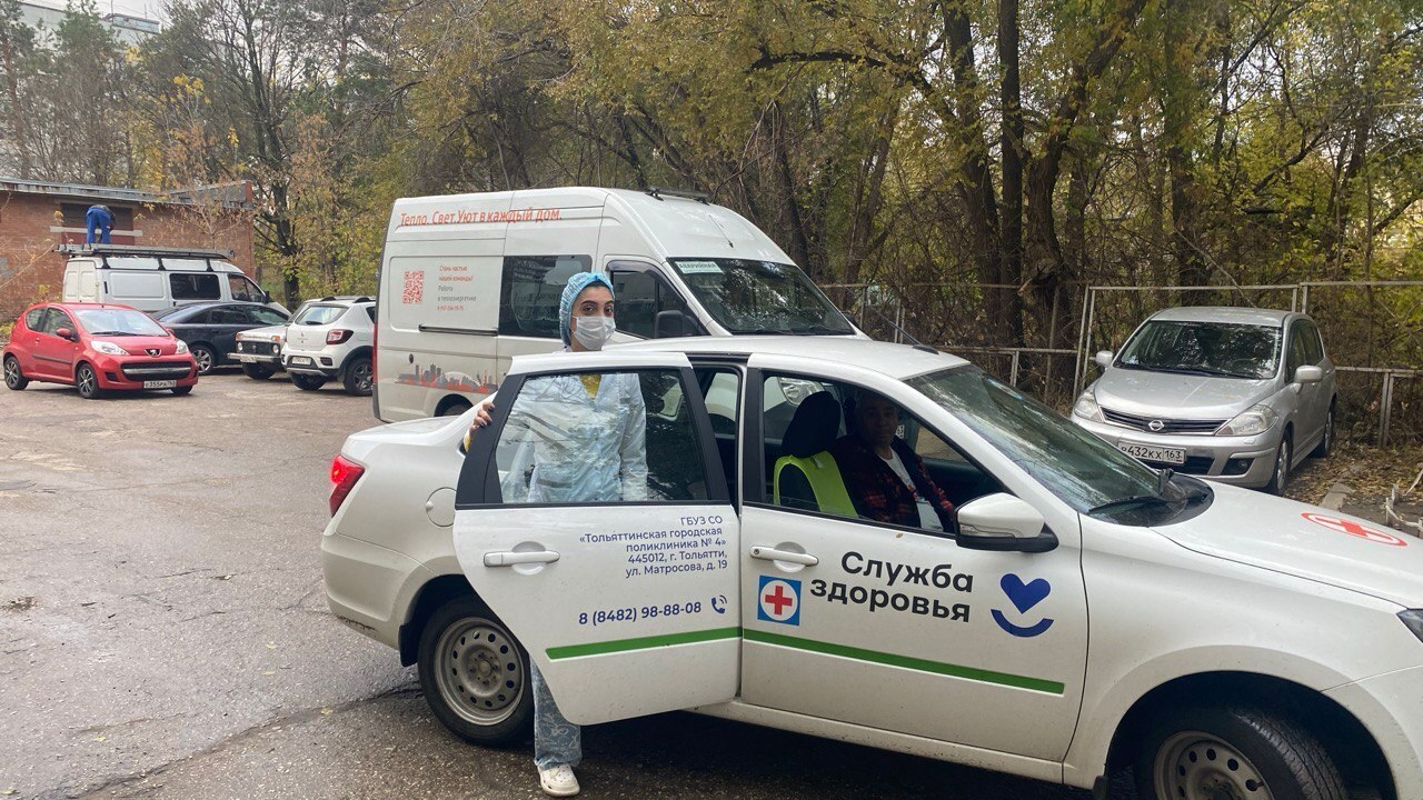 В распоряжение медработников Тольяттинской поликлиники №4 переданы шесть новых автомобилей