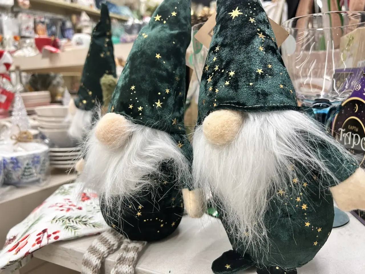 Не рановато ли?. До нового года ещё 64 дня, а на прилавках торговых центров Тольятти уже начали появляться новогодние товары Не рановато ли?. До нового года ещё 64 дня, а на прилавках торговых центров Тольятти уже начали появляться новогодние товары