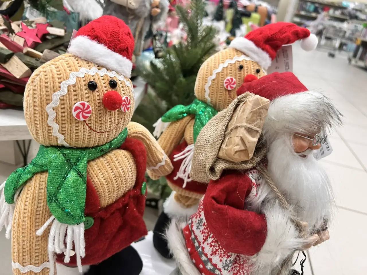 Не рановато ли?. До нового года ещё 64 дня, а на прилавках торговых центров Тольятти уже начали появляться новогодние товары Не рановато ли?. До нового года ещё 64 дня, а на прилавках торговых центров Тольятти уже начали появляться новогодние товары