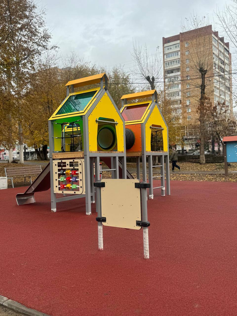 Новую игровую площадку в парке Комсомольского района уже оценила местная детвора Новую игровую площадку в парке Комсомольского района уже оценила местная детвора