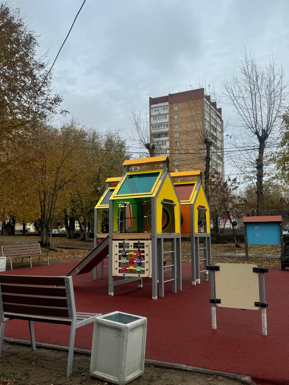 Новую игровую площадку в парке Комсомольского района уже оценила местная детвора Новую игровую площадку в парке Комсомольского района уже оценила местная детвора