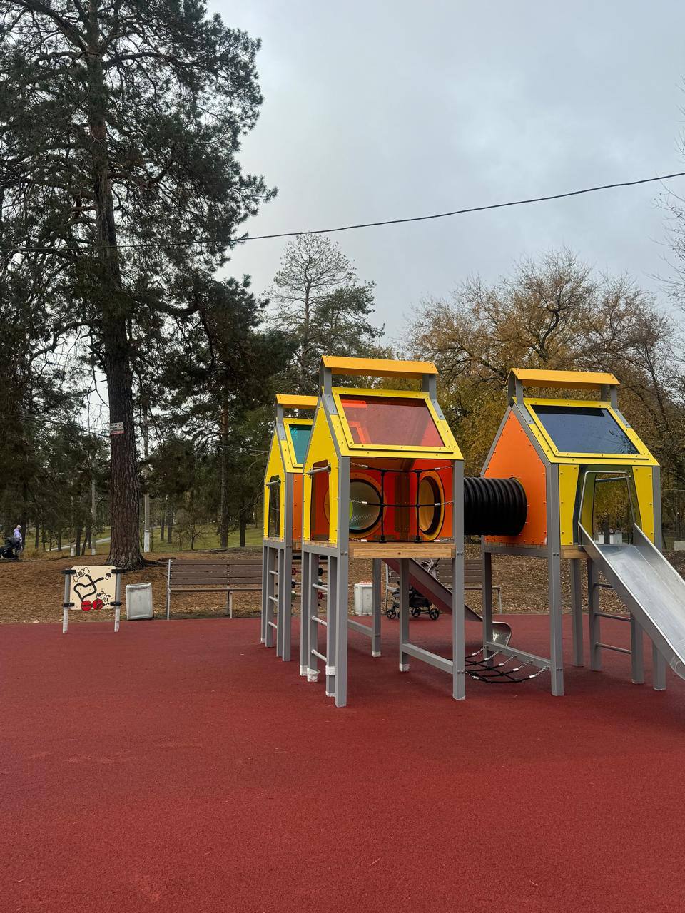 Новую игровую площадку в парке Комсомольского района уже оценила местная детвора Новую игровую площадку в парке Комсомольского района уже оценила местная детвора