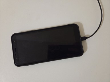 Признавайтесь: ставите смартфон на зарядку на ночь и кладёте под подушку? Объясняем, почему лучше избавиться от этой привычки