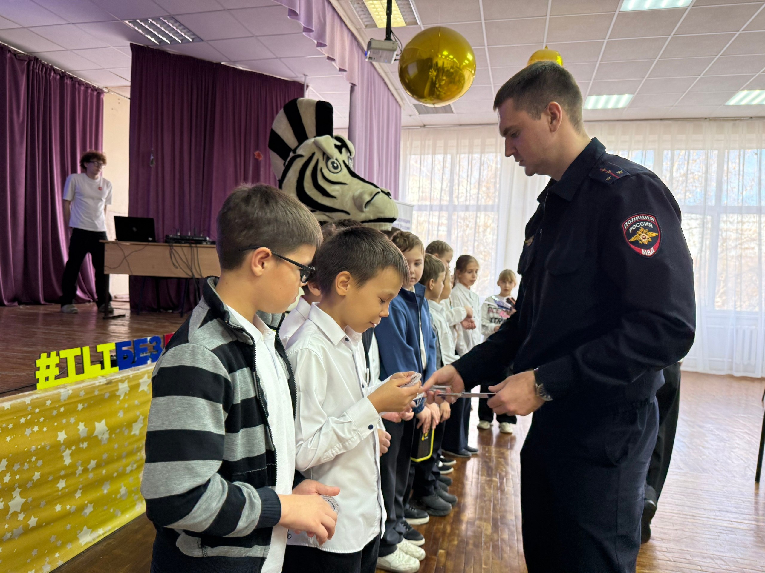 Безопасность на дорогах — наш приоритет! Безопасность на дорогах — наш приоритет!