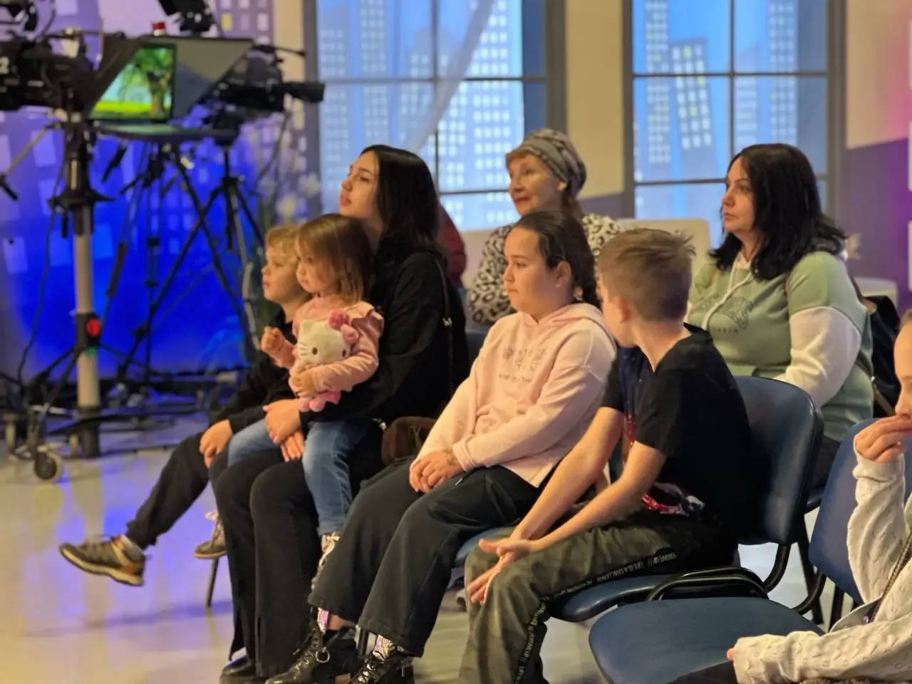 Вопросов море!. Для чего нужна зелёная ткань в студии? Как появляются экспонаты в музее телевидения? И как журналисты озвучивают текст? Все это и не только мы рассказали детям сотрудников компании «Транспорт будущего» Вопросов море!. Для чего нужна зелёная ткань в студии? Как появляются экспонаты в музее телевидения? И как журналисты озвучивают текст? Все это и не только мы рассказали детям сотрудников компании «Транспорт будущего»