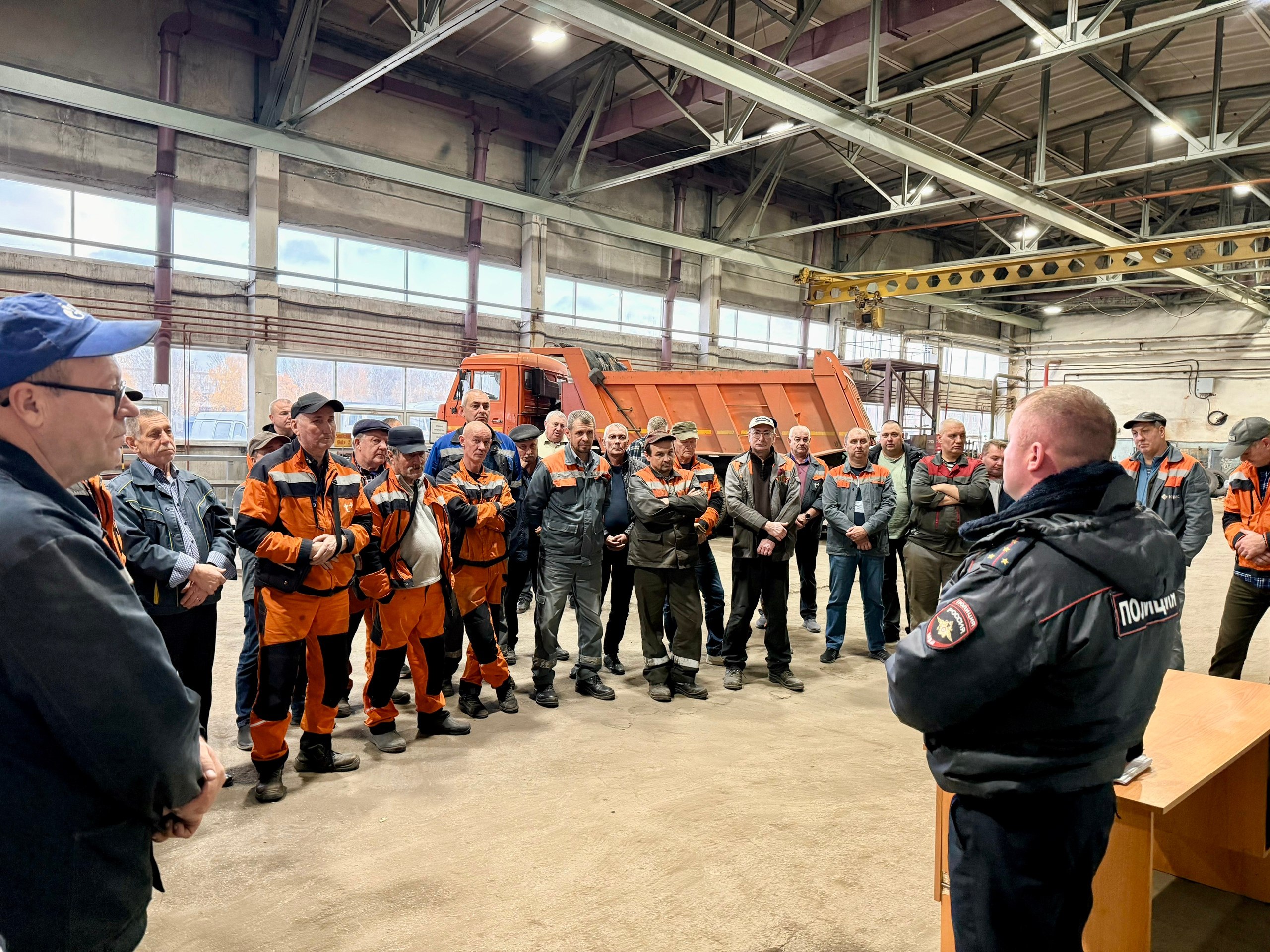 Сегодня сотрудники технического надзора и отделения пропаганды #ГосавтоинспекцииТольятти провели профилактическую беседу с водительским составом Волжского филиала АО «Юникс» Сегодня сотрудники технического надзора и отделения пропаганды #ГосавтоинспекцииТольятти провели профилактическую беседу с водительским составом Волжского филиала АО «Юникс»