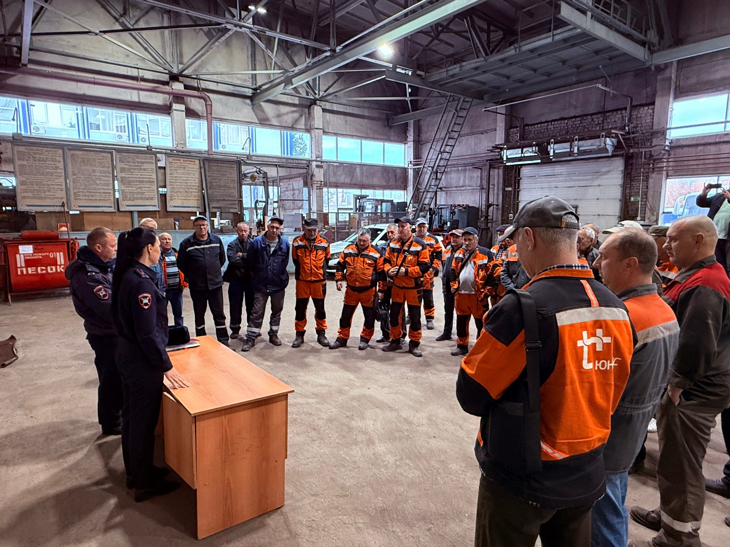 Сегодня сотрудники технического надзора и отделения пропаганды #ГосавтоинспекцииТольятти провели профилактическую беседу с водительским составом Волжского филиала АО «Юникс» Сегодня сотрудники технического надзора и отделения пропаганды #ГосавтоинспекцииТольятти провели профилактическую беседу с водительским составом Волжского филиала АО «Юникс»