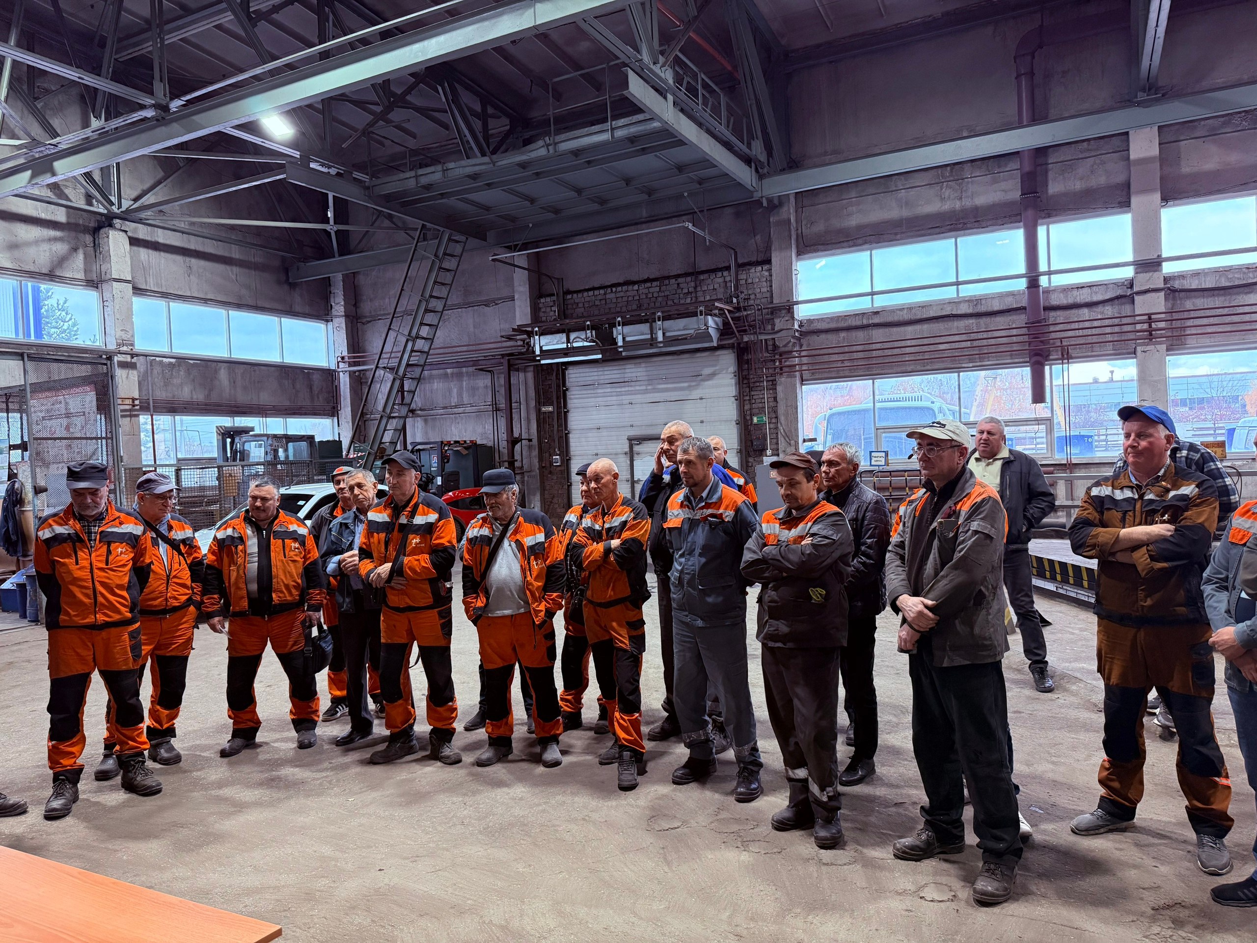 Сегодня сотрудники технического надзора и отделения пропаганды #ГосавтоинспекцииТольятти провели профилактическую беседу с водительским составом Волжского филиала АО «Юникс» Сегодня сотрудники технического надзора и отделения пропаганды #ГосавтоинспекцииТольятти провели профилактическую беседу с водительским составом Волжского филиала АО «Юникс»