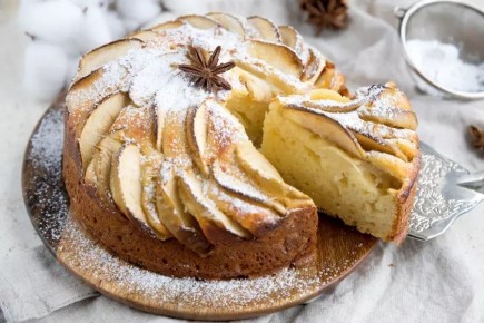 Шарлотка с творогом и яблоками