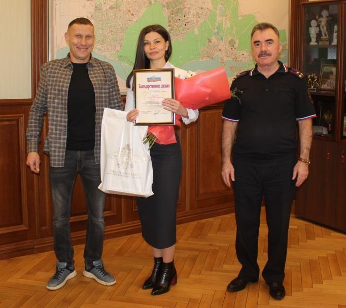 В рамках акции «Им благодарна полиция» начальник Управления МВД России по городу Тольятти Хейрулла Ахмедханов поблагодарил сотрудника финансового учреждения за предотвращение факта мошенничества в отношении местного жителя