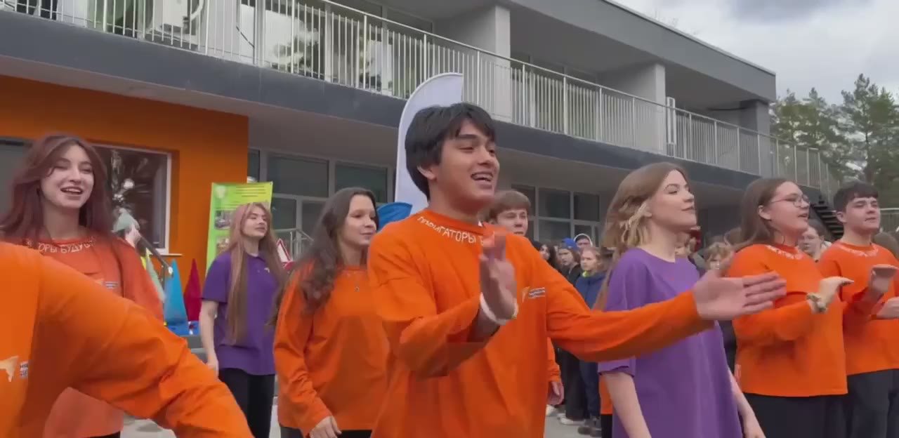 #ГосавтоинспекцияТольятти с молодёжным советом "Навигаторы будущего" и «Центром по профилактике дорожно-транспортного травматизма» г. Тольятти, поздравляет жителей с Днём народного единства!