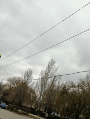 Наши подписчики сообщают: опасно провисает электрический провод во 2-м квартале, напротив поликлиники по ул. Свердлова, 82 (рядом с остановкой общественного транспорта)