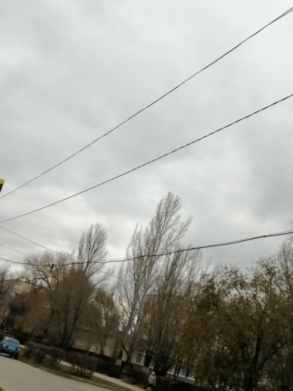 Наши подписчики сообщают: опасно провисает электрический провод во 2-м квартале, напротив поликлиники по ул. Свердлова, 82 (рядом с остановкой общественного транспорта)