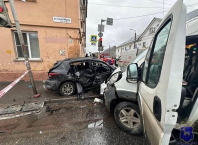 ДТП в Самарской области с впечатавшейся в дом машиной спровоцировала пенсионерка