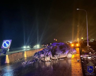 Полицейские работают на месте дорожно-транспортного происшествия в городе Тольятти