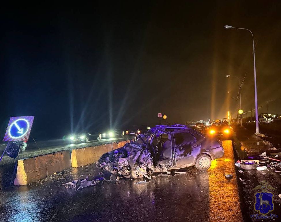 Полицейские работают на месте дорожно-транспортного происшествия в городе Тольятти