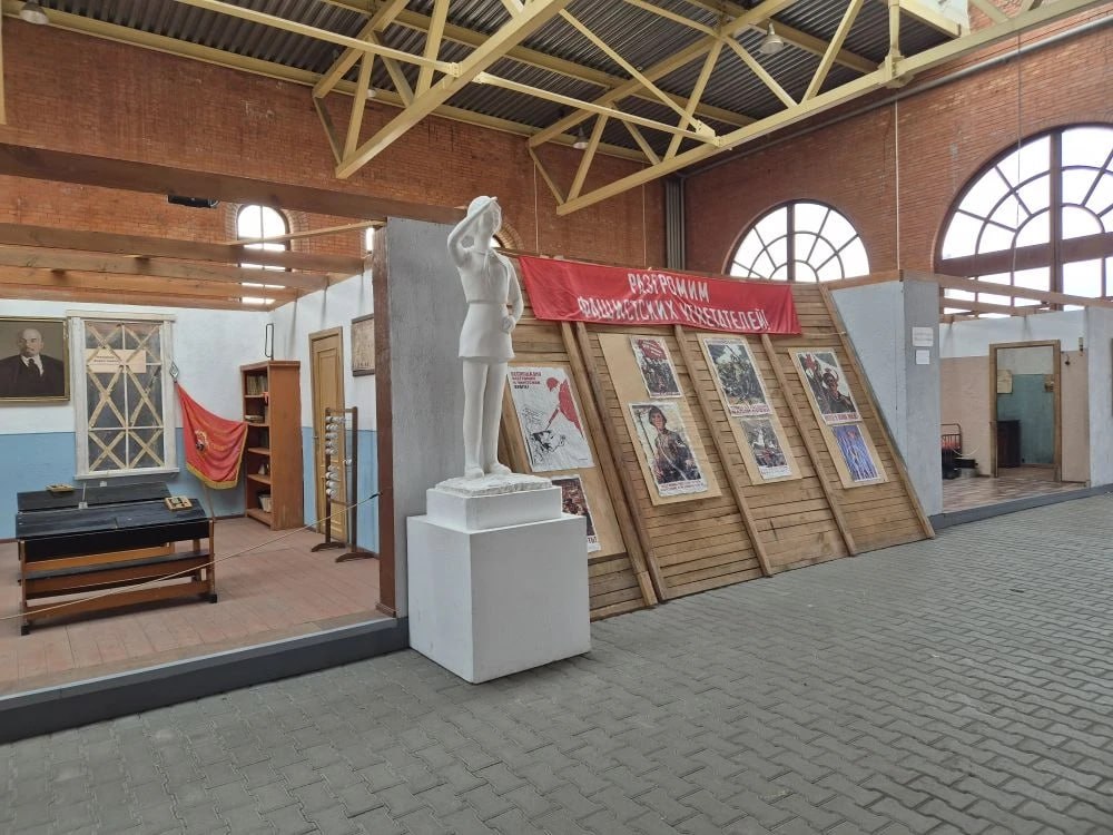 Прямо сейчас лауреаты фестиваля молодежной журналистики «Свой взгляд» на экскурсии по территории паровозного депо в парковом комплексе истории техники им. К.Г. Сахарова