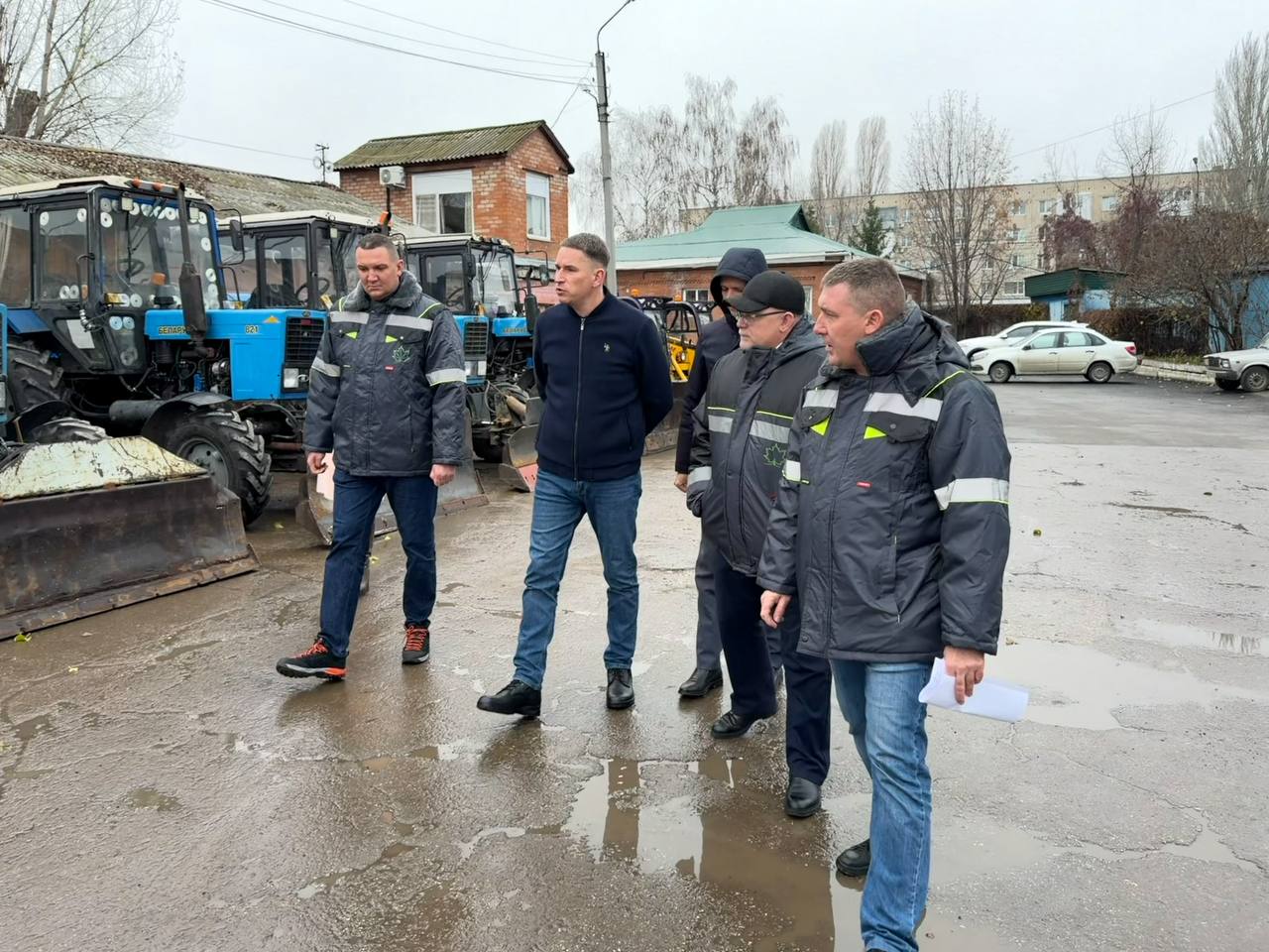 Илья Сухих: 90 единиц техники выйдут на расчистку от снега внутриквартальных дорог и проездов, тротуаров, парков и скверов