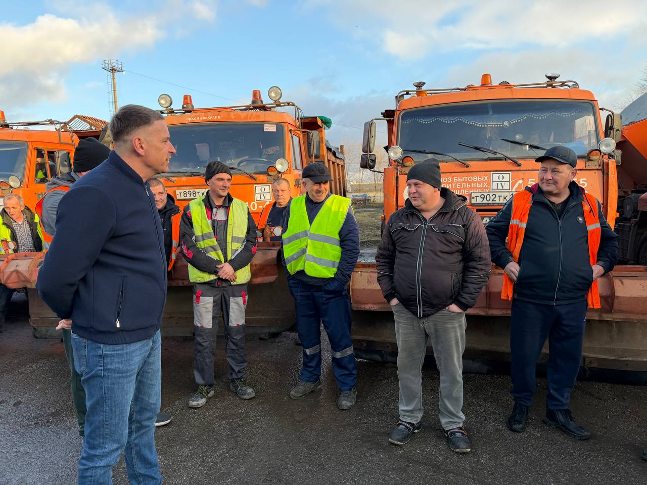 Илья Сухих: 90 единиц техники выйдут на расчистку от снега внутриквартальных дорог и проездов, тротуаров, парков и скверов Илья Сухих: 90 единиц техники выйдут на расчистку от снега внутриквартальных дорог и проездов, тротуаров, парков и скверов