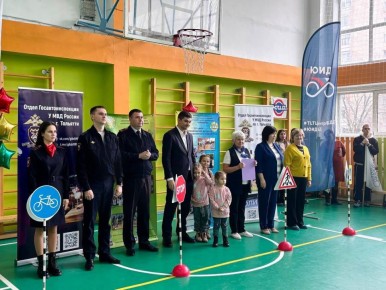 Сотрудники #ГосавтоинспекцииТольятти на базе МБУ «Школа №58» провели городской конкурс «Мама, папа, я – знающая ПДД семья», направленный на формирование культуры безопасного поведения на дорогах и профилактику детского...