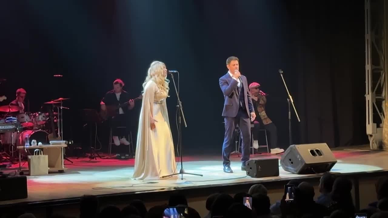 Живая музыка, горячие аплодисменты, восхищённые глаза – всё это #прямосейчас на концерте Антона и Виктории Макарских в Тольяттинской филармонии!