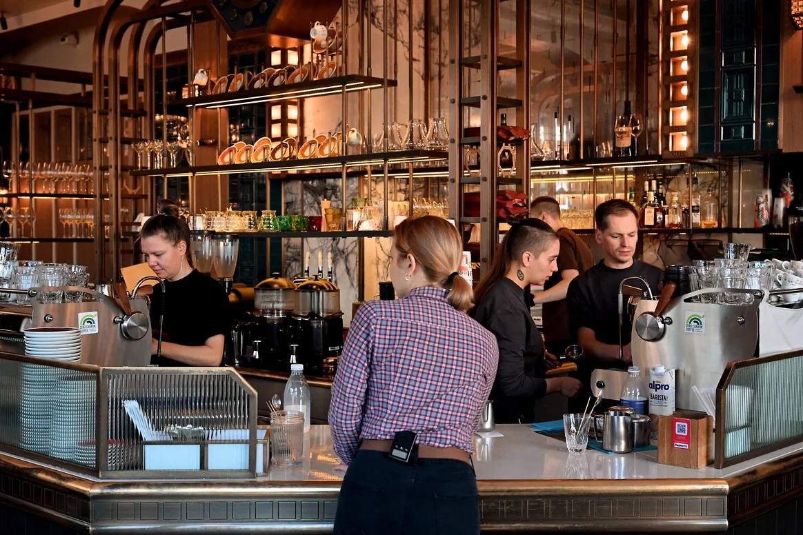 Гандболистки «Лады» на пару часов стали официантами