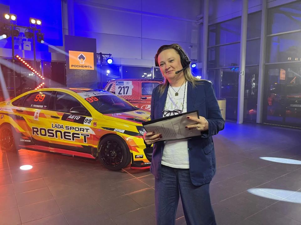 Прямой эфир — это всегда большая команда операторов, режиссеров, инженеров, звукорежиссеров, продюсеров и администраторов