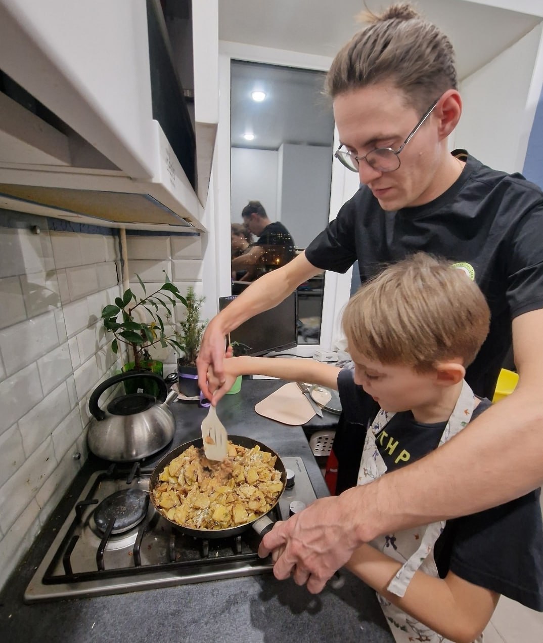 Папа Дима может всё!. Поздравляем нашего коллегу Дмитрия Маркелова с победой в конкурсе, приуроченном к Дню отца! Он занял первое место в номинации «Папа может всё!» Кстати, победа заслуженная, ведь Дмитрий один воспитывает... Папа Дима может всё!. Поздравляем нашего коллегу Дмитрия Маркелова с победой в конкурсе, приуроченном к Дню отца! Он занял первое место в номинации «Папа может всё!» Кстати, победа заслуженная, ведь Дмитрий один воспитывает...