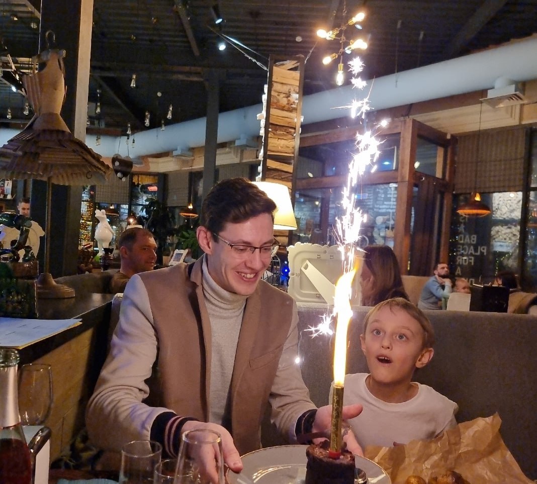 Папа Дима может всё!. Поздравляем нашего коллегу Дмитрия Маркелова с победой в конкурсе, приуроченном к Дню отца! Он занял первое место в номинации «Папа может всё!» Кстати, победа заслуженная, ведь Дмитрий один воспитывает... Папа Дима может всё!. Поздравляем нашего коллегу Дмитрия Маркелова с победой в конкурсе, приуроченном к Дню отца! Он занял первое место в номинации «Папа может всё!» Кстати, победа заслуженная, ведь Дмитрий один воспитывает...