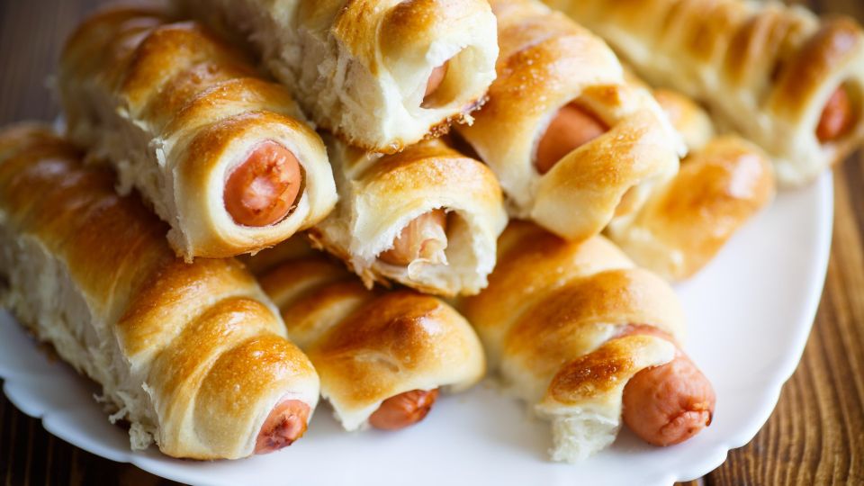 Сосиски в тесте будут пышнее облака: вот что добавить в выпечку