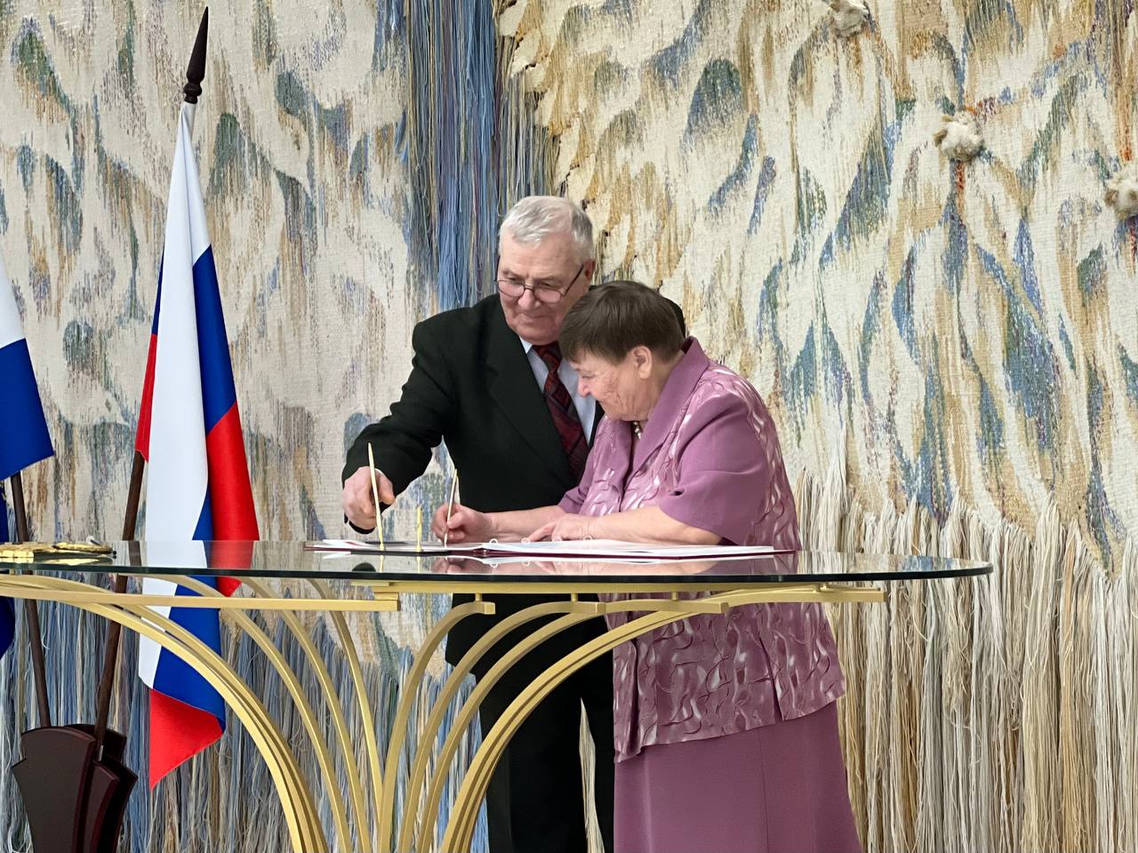 Больше полувека вместе!. Они сохранили любовь, взаимопонимание и уважение друг к другу за годы совместной жизни! Так можно сказать о десяти тольяттинских супружеских парах, которых чествовали накануне во Дворце бракосочетания Больше полувека вместе!. Они сохранили любовь, взаимопонимание и уважение друг к другу за годы совместной жизни! Так можно сказать о десяти тольяттинских супружеских парах, которых чествовали накануне во Дворце бракосочетания