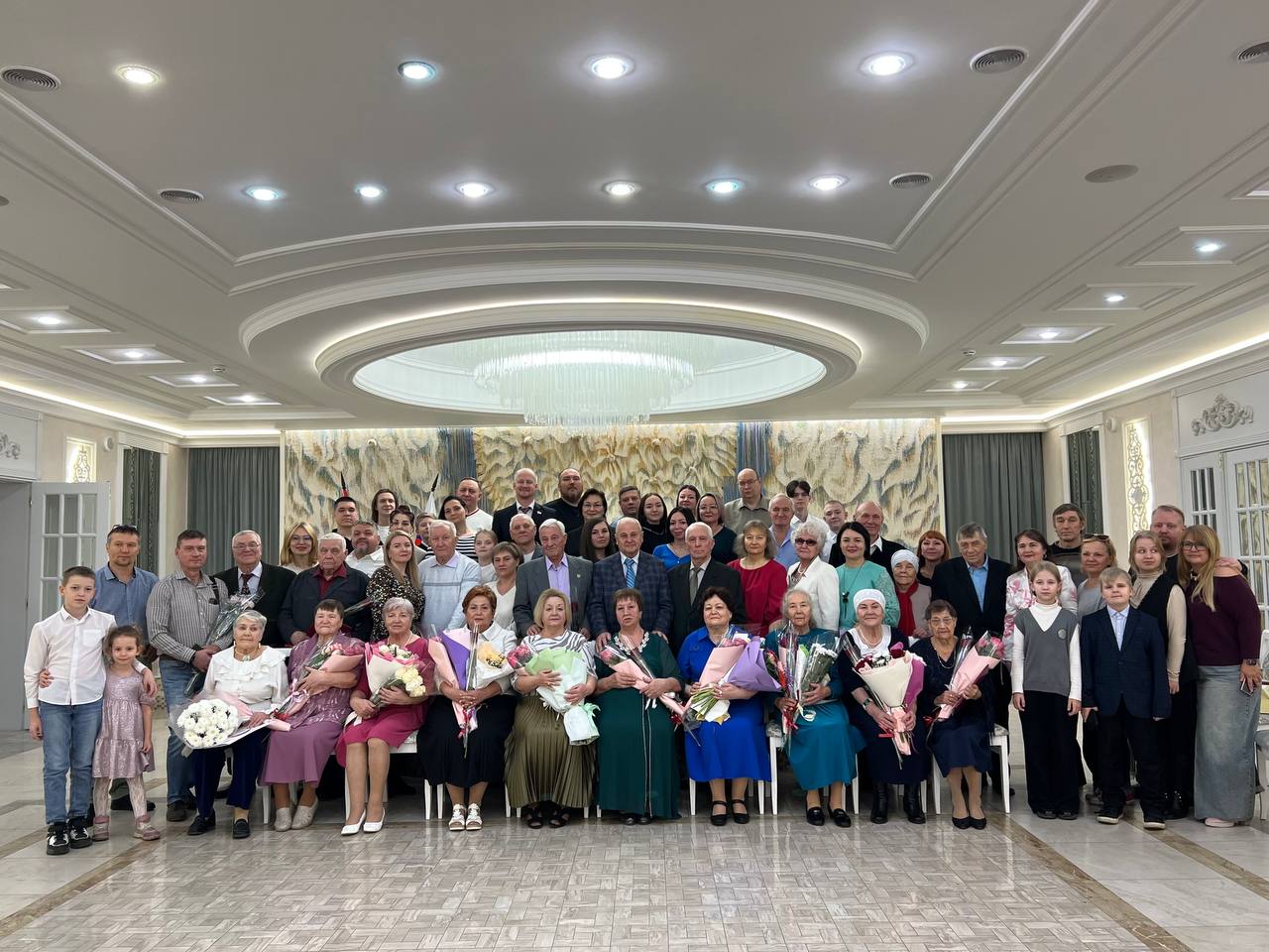 Больше полувека вместе!. Они сохранили любовь, взаимопонимание и уважение друг к другу за годы совместной жизни! Так можно сказать о десяти тольяттинских супружеских парах, которых чествовали накануне во Дворце бракосочетания Больше полувека вместе!. Они сохранили любовь, взаимопонимание и уважение друг к другу за годы совместной жизни! Так можно сказать о десяти тольяттинских супружеских парах, которых чествовали накануне во Дворце бракосочетания