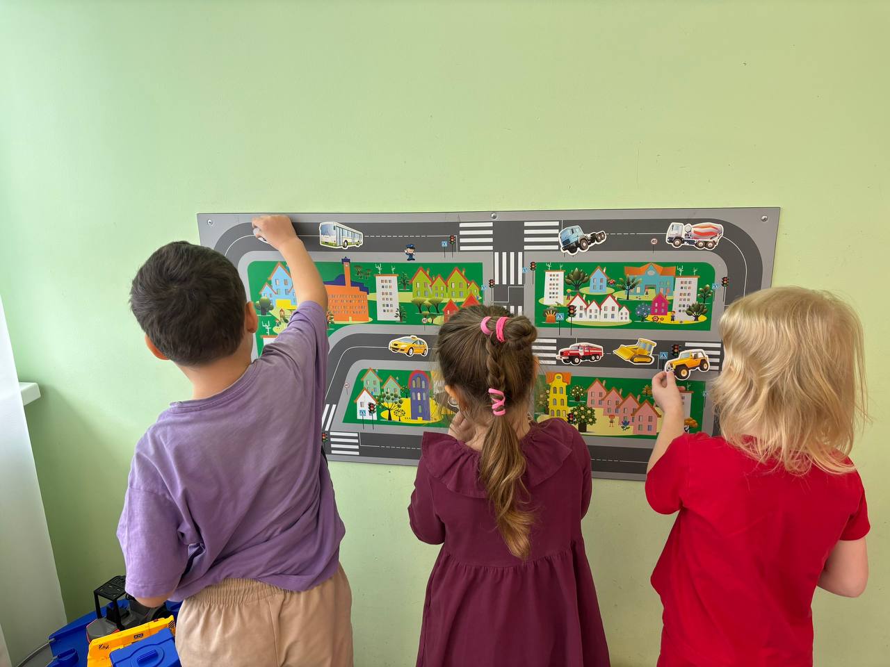 На этой неделе сотрудники Госавтоинспекции Тольятти посетили детский сад № 200 «Ладушки» и провели занятие по ПДД На этой неделе сотрудники Госавтоинспекции Тольятти посетили детский сад № 200 «Ладушки» и провели занятие по ПДД