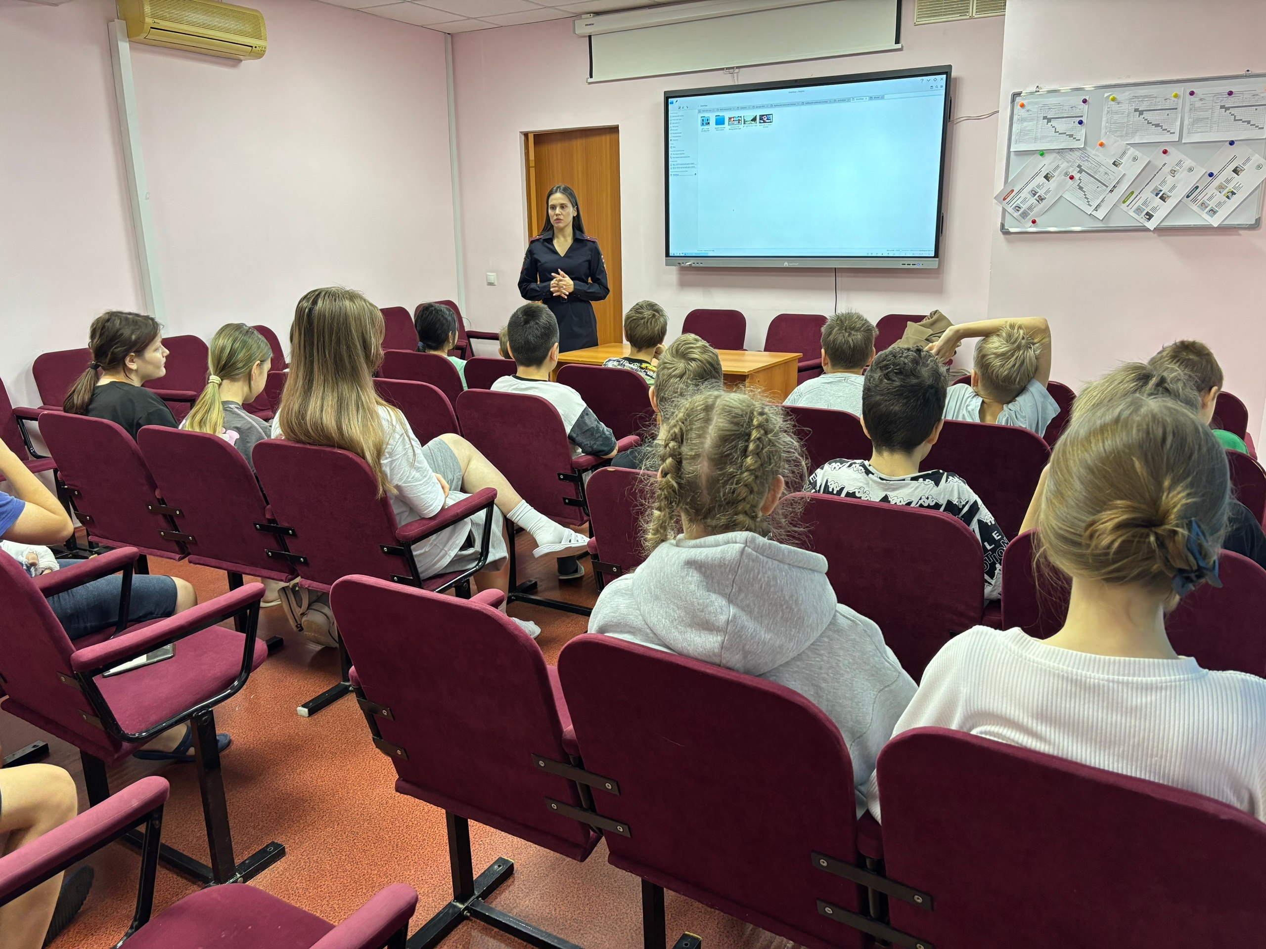 Сотрудники #ГосавтоинспекцииТольятти в рамках региональной: «Неделе безопасности» провели профилактическую беседу с маленькими пациентами в детской городской больнице Сотрудники #ГосавтоинспекцииТольятти в рамках региональной: «Неделе безопасности» провели профилактическую беседу с маленькими пациентами в детской городской больнице