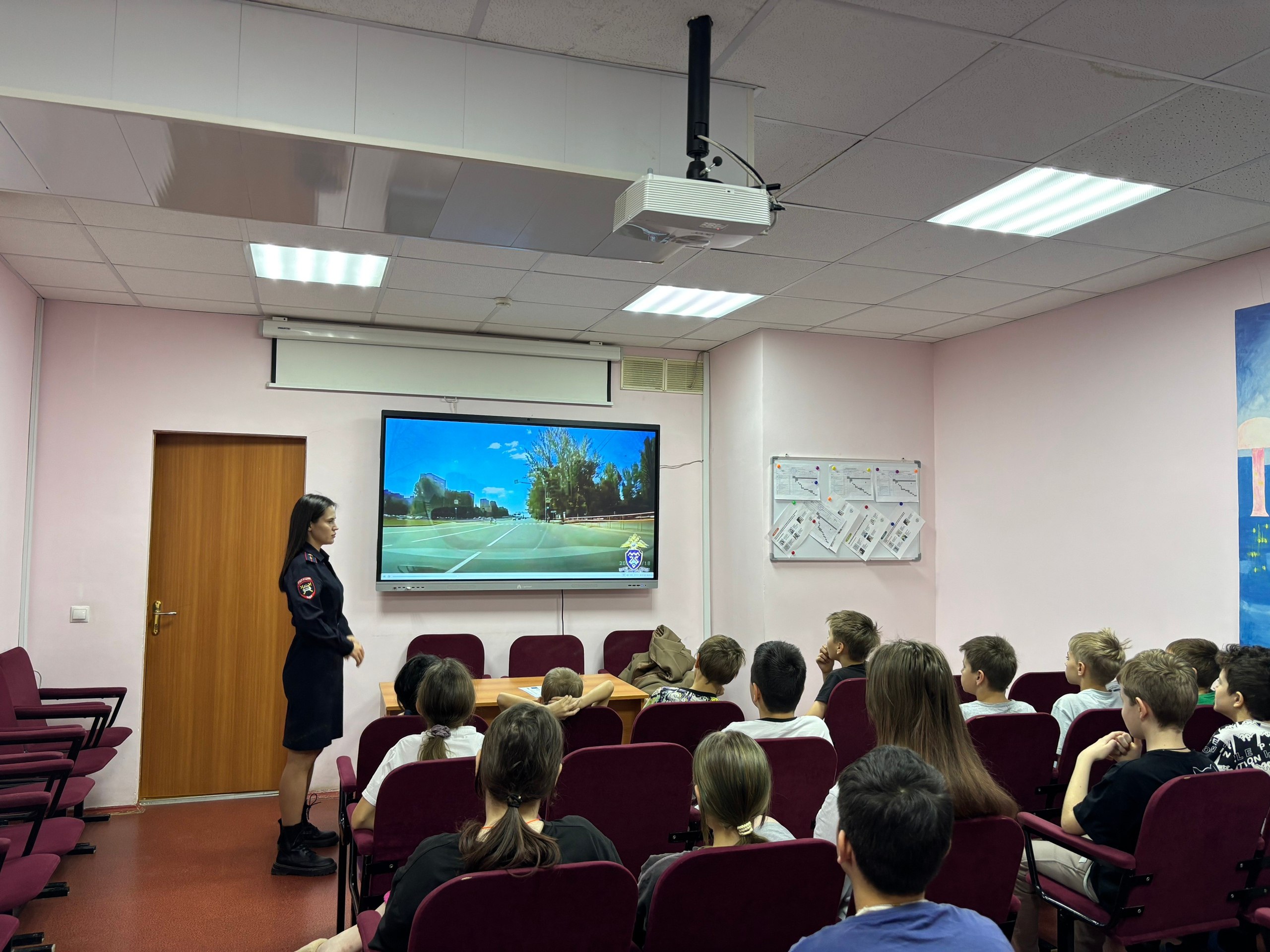 Сотрудники #ГосавтоинспекцииТольятти в рамках региональной: «Неделе безопасности» провели профилактическую беседу с маленькими пациентами в детской городской больнице Сотрудники #ГосавтоинспекцииТольятти в рамках региональной: «Неделе безопасности» провели профилактическую беседу с маленькими пациентами в детской городской больнице