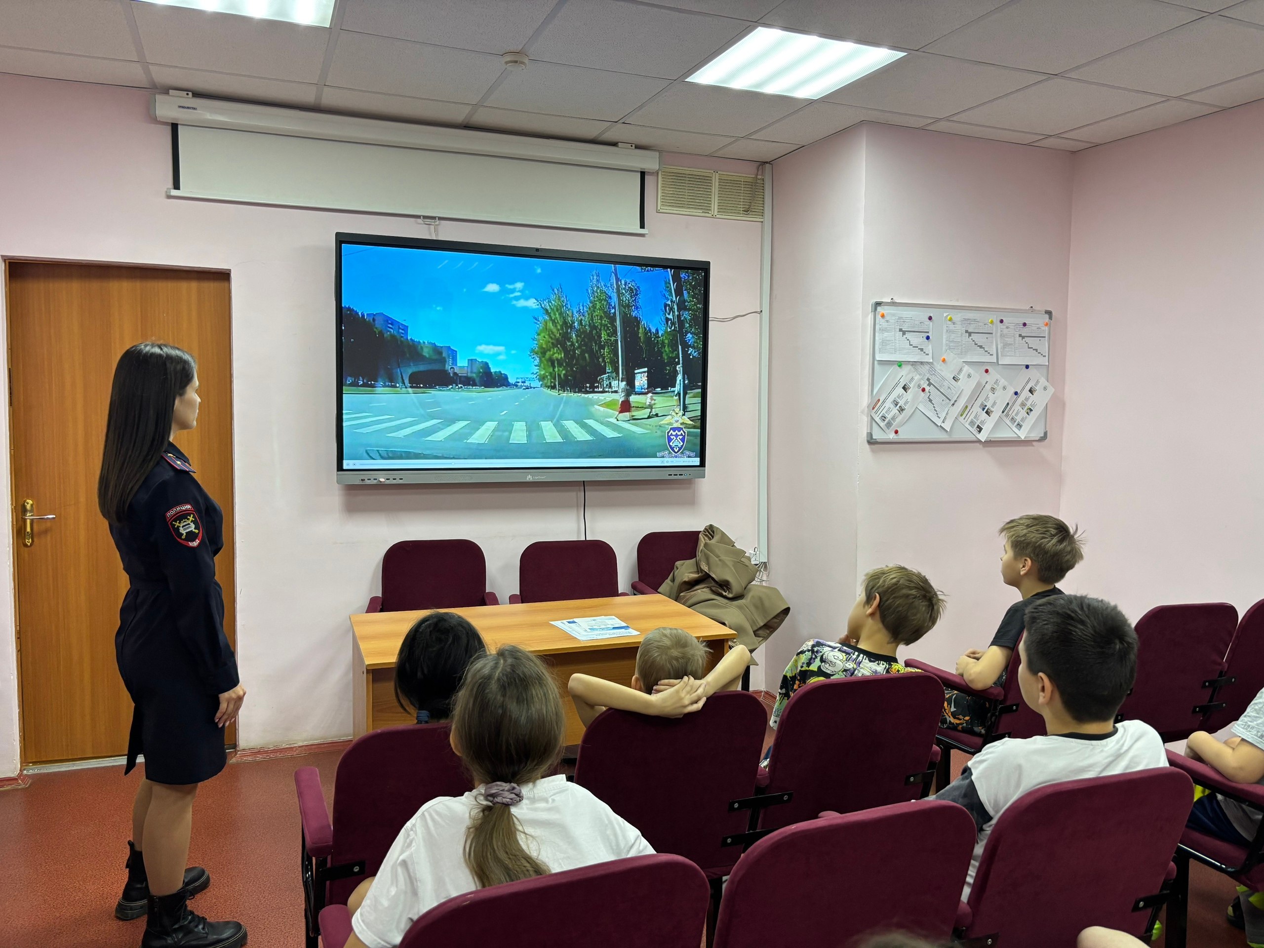 Сотрудники #ГосавтоинспекцииТольятти в рамках региональной: «Неделе безопасности» провели профилактическую беседу с маленькими пациентами в детской городской больнице