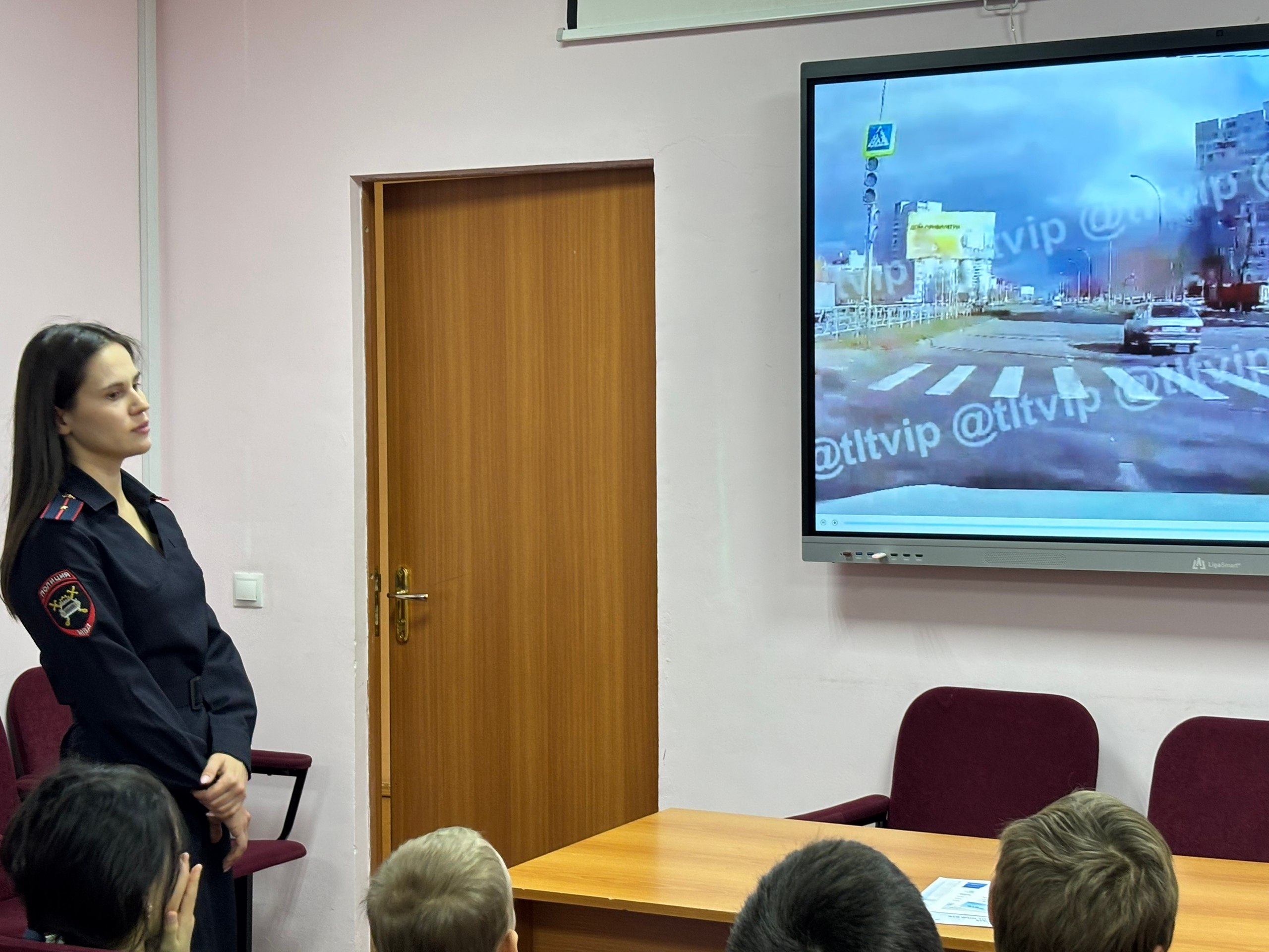 Сотрудники #ГосавтоинспекцииТольятти в рамках региональной: «Неделе безопасности» провели профилактическую беседу с маленькими пациентами в детской городской больнице Сотрудники #ГосавтоинспекцииТольятти в рамках региональной: «Неделе безопасности» провели профилактическую беседу с маленькими пациентами в детской городской больнице